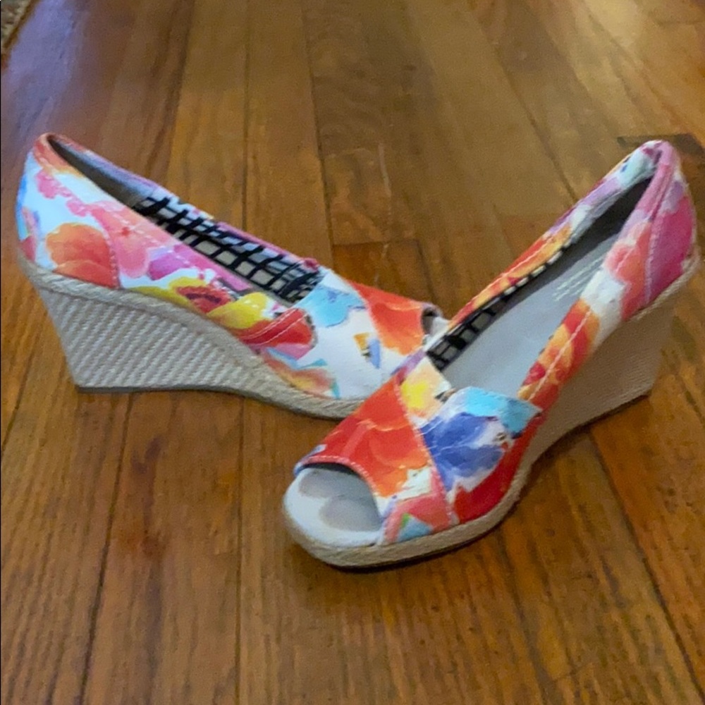 Toms Wedges —size 7.5 (RUNS SMALL)
